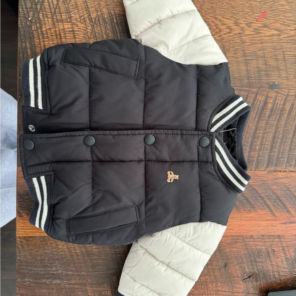 NWT - Gap Baby wintercoat. Size 0-6months - removable hood - fleece lined
